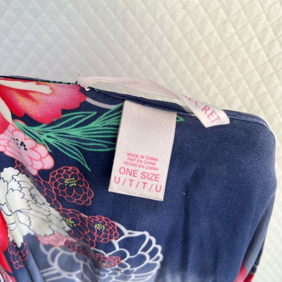 Vintage Victoria Secret Silk Robe - Picture 9 of 11